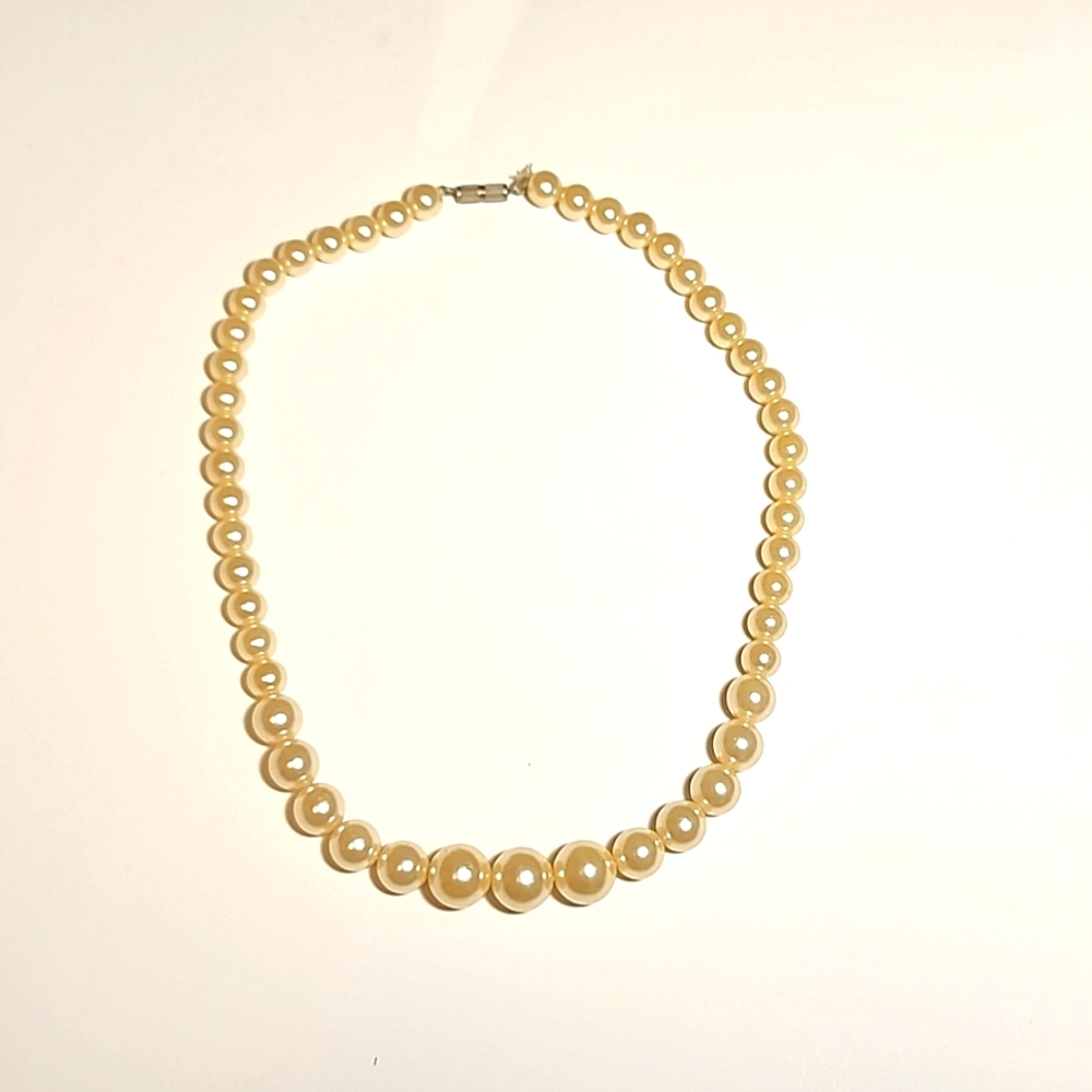 Faux vintage pearl necklace with screw on closure